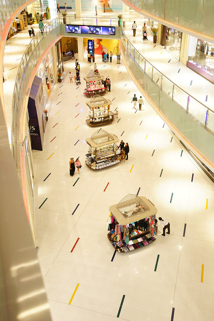 Menschen in der Dubai Mall, Dubai, VAE, Vereinigte Arabische Emirate, Vorderasien, Asien