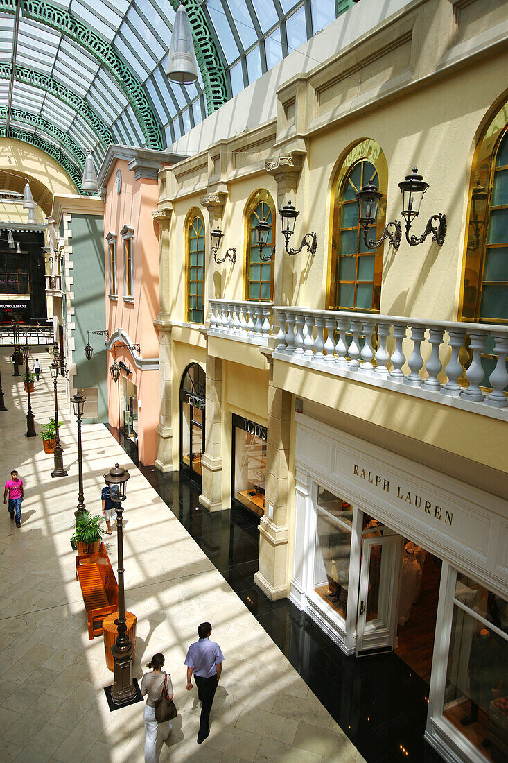 Menschen in einer Passage im Einkaufszentrum Mall Of The Emirates, Dubai, VAE, Vereinigte Arabische Emirate, Vorderasien, Asien