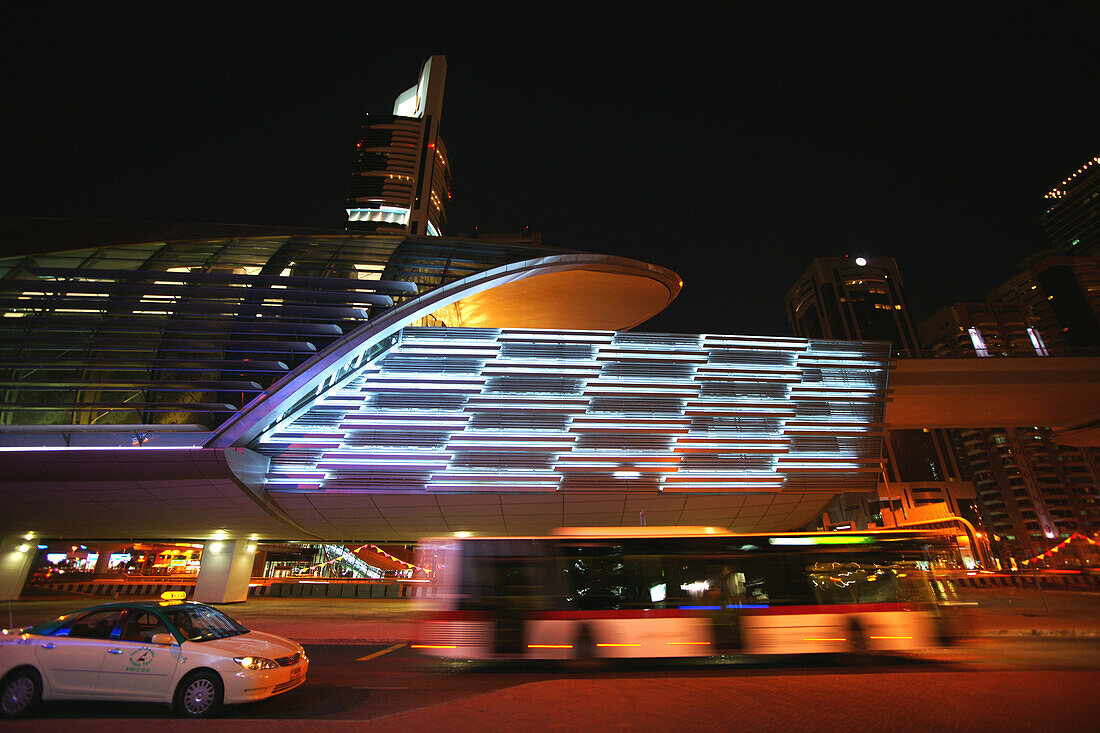 U-Bahn Station Financial Centre am Abend, Sheikh Zayed Road, Dubai, VAE, Vereinigte Arabische Emirate, Vorderasien, Asien