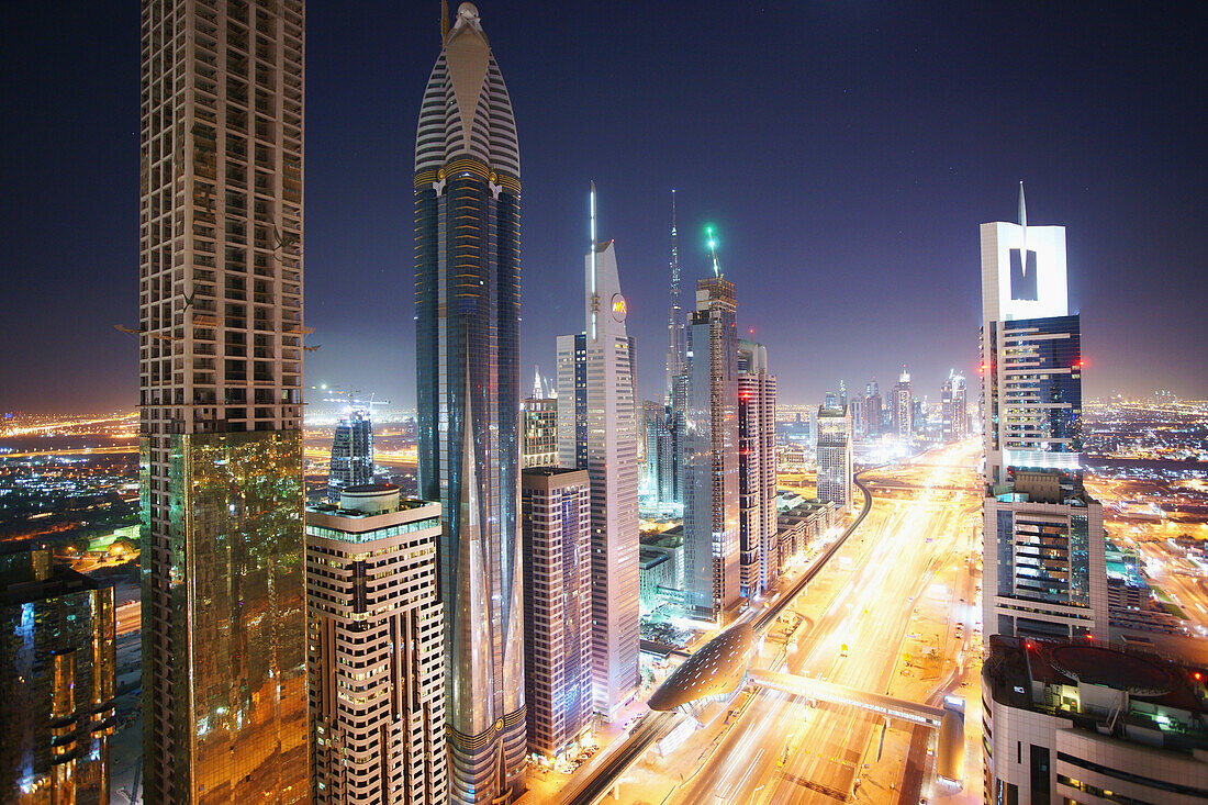 Hochhäuser entlang der Sheikh Zayed Road am Abend, Dubai, VAE, Vereinigte Arabische Emirate, Vorderasien, Asien