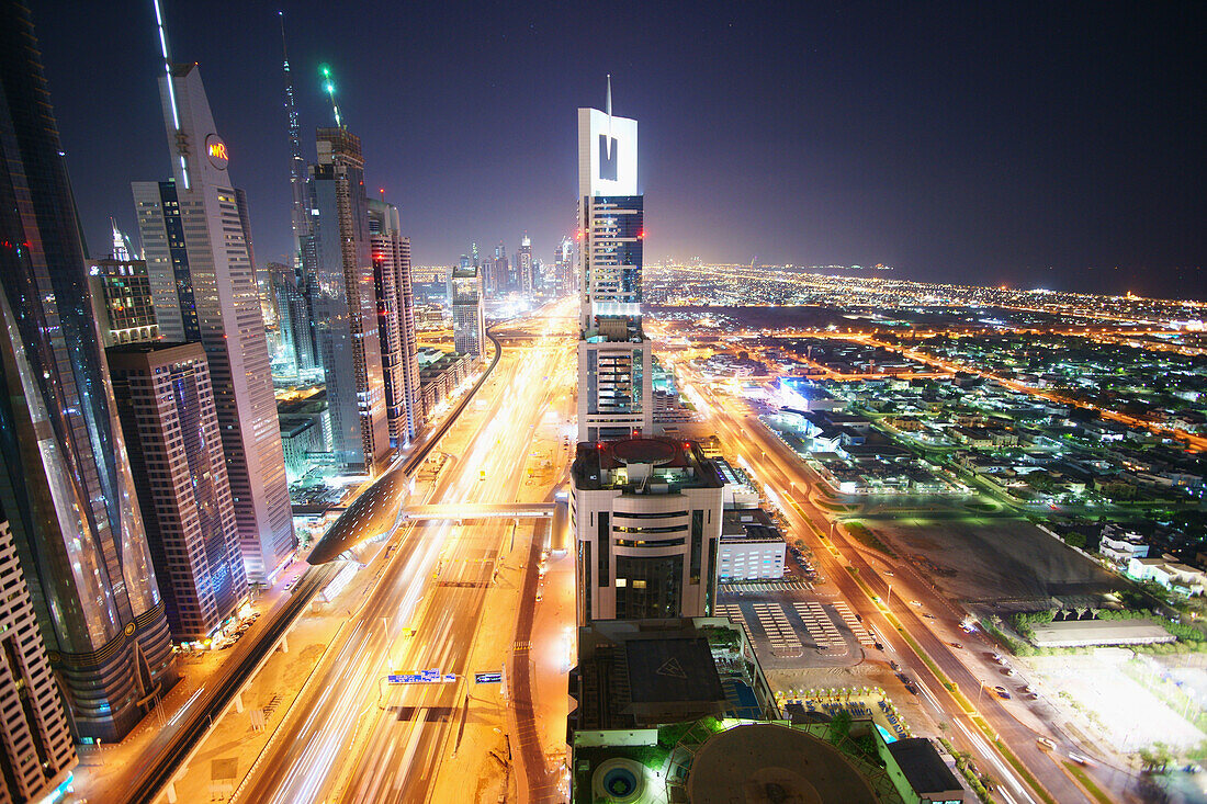 Hochhäuser entlang der Sheikh Zayed Road am Abend, Dubai, VAE, Vereinigte Arabische Emirate, Vorderasien, Asien