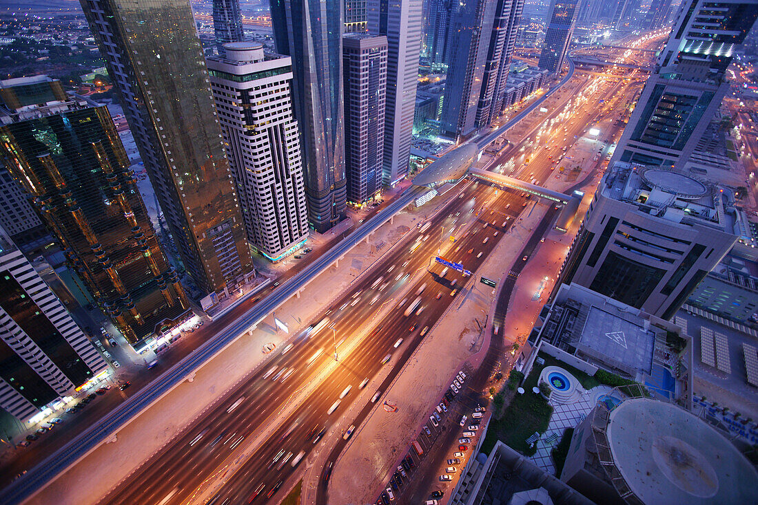 Hochhäuser entlang der Sheikh Zayed Road am Abend, Dubai, VAE, Vereinigte Arabische Emirate, Vorderasien, Asien