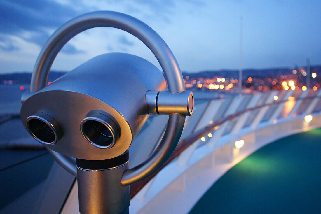 Fernglas auf dem Kreuzfahrtschiff AIDA Bella am Abend, Mittelmeer