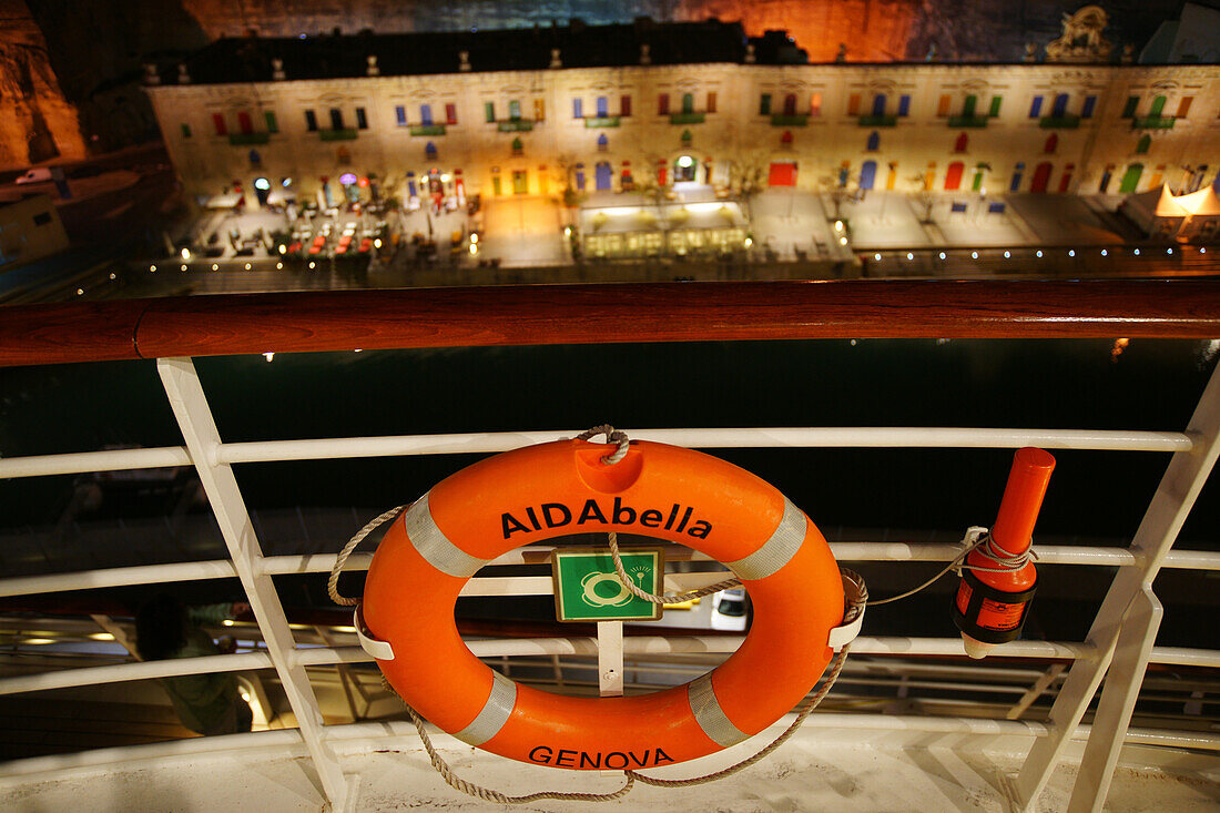 Blick von AIDA Bella Kreuzfahrtschiff auf den Hafen von Valletta, Malta, Europa