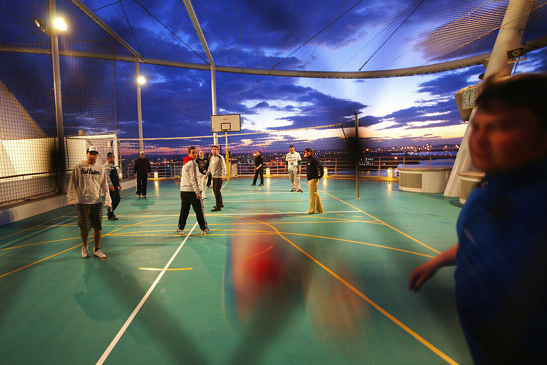 Menschen spielen Basketball auf dem Kreuzfahrtschiff AIDA Bella am Abend