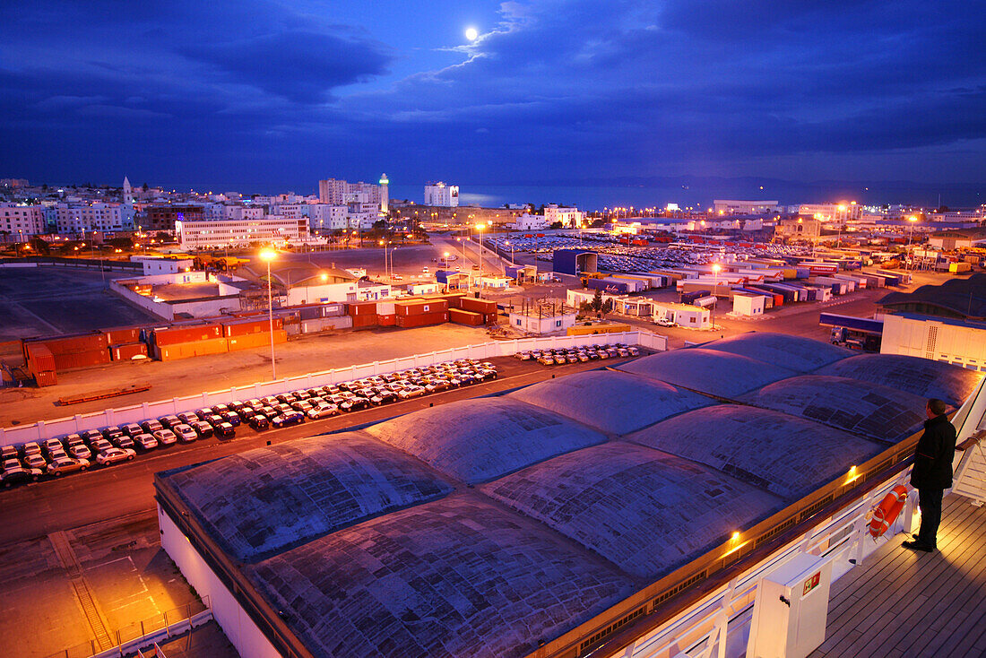 AIDA Bella Kreuzfahrtschiff im Hafen von La Goulette am Abend, Tunesien, Afrika