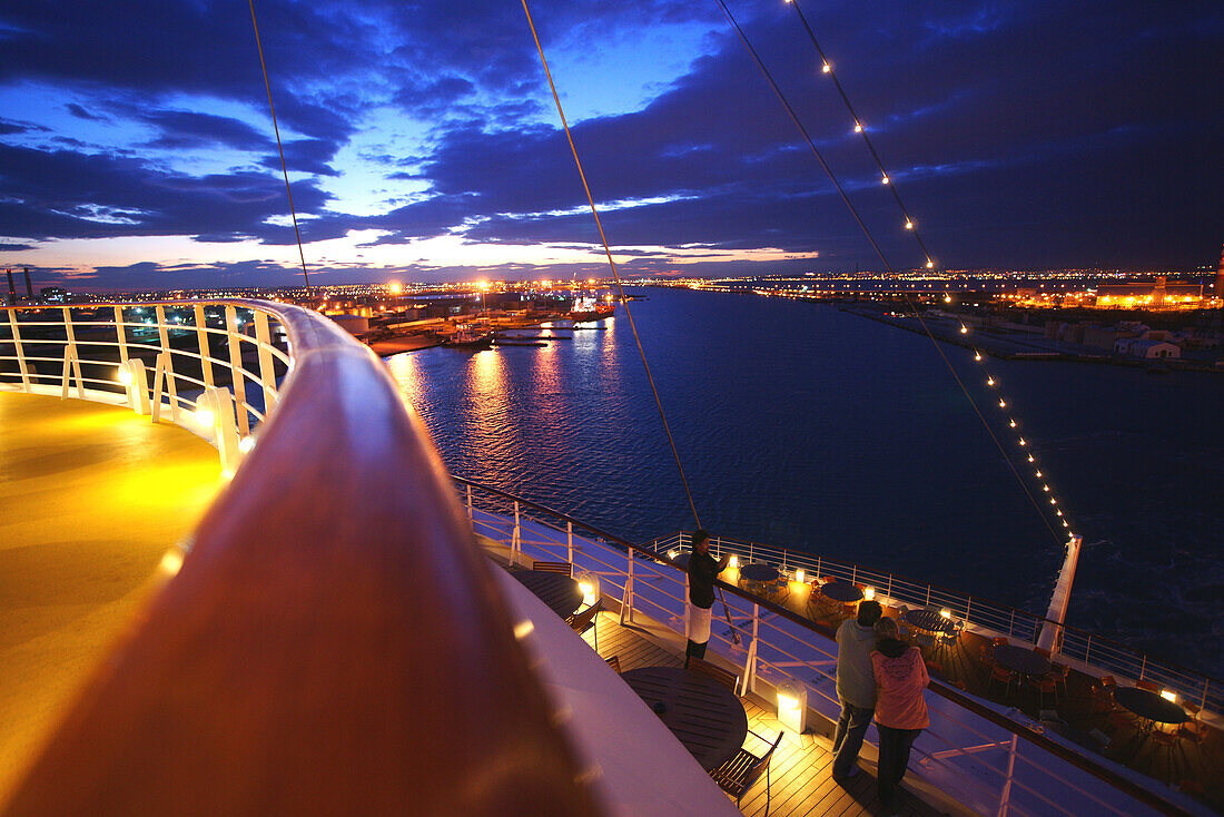 AIDA Bella Kreuzfahrtschiff im Hafen am Abend, La Goulette, Tunesien, Afrika