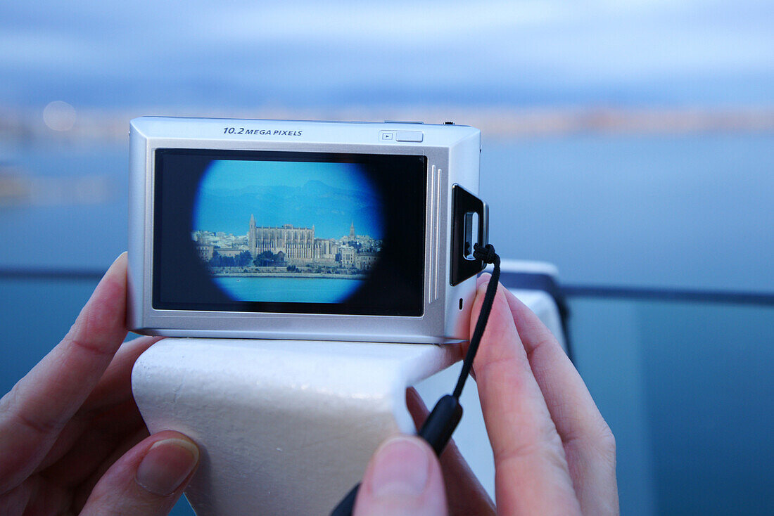 Blick vom AIDA Bella Kreuzfahrtschiff auf La Seu Kathedrale, Hafen von Palma de Mallora, Mallorca, Spanien, Europa