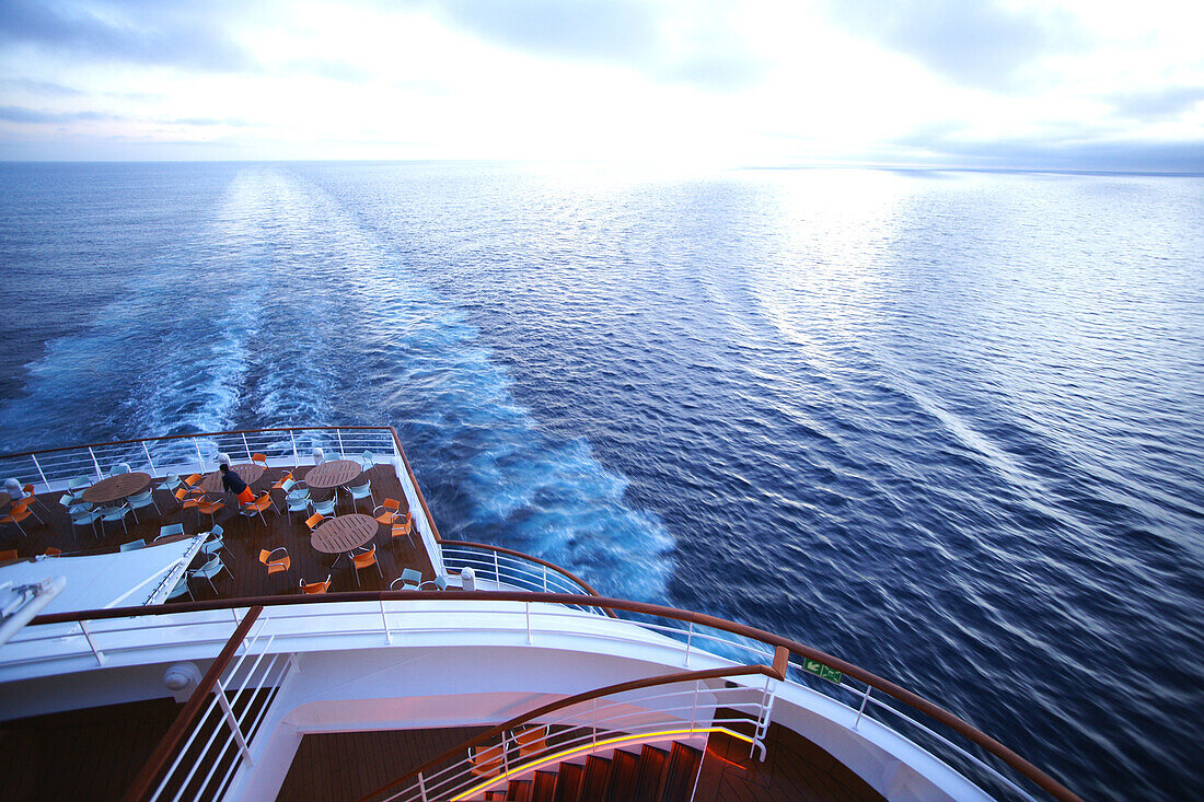 Blick auf Heck und Kielwasser der AIDA Bella, Kreuzfahrtschiff, Mittelmeer