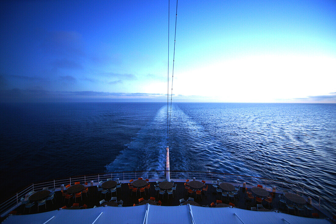 Heck und Kielwasser des AIDA Kreuzfahrtschiffs am Abend, Mittelmeer