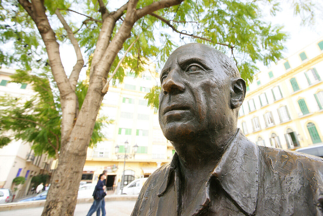 Statue von Pablo Picasso auf der Plaza de la Merced, Malaga, Spanien, Europa