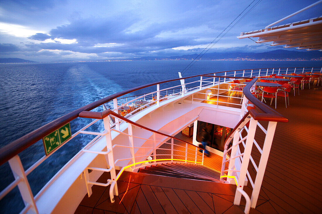 Heck und Kielwasser des Kreuzfahrtschiffs AIDA Bella am Abend, Mittelmeer