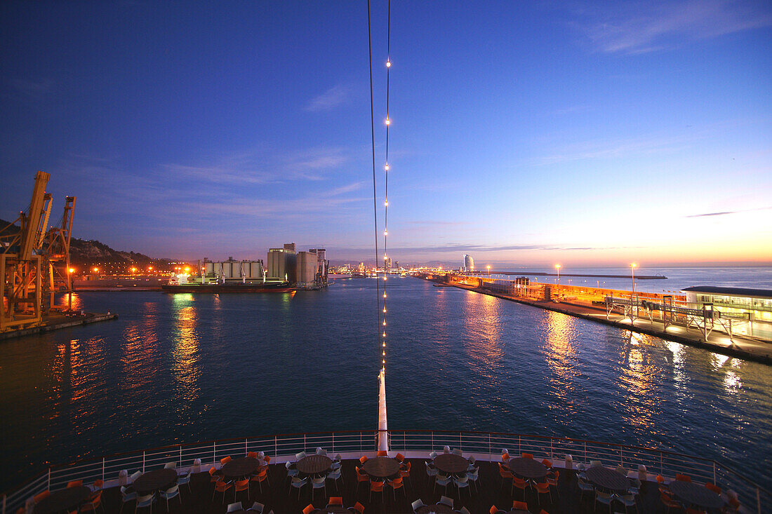 AIDA Kreuzfahrtschiff im Hafen von Barcelona am Abend, Barcelona, Spanien, Europa