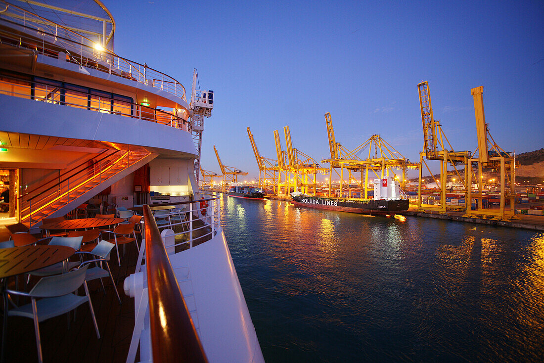 Einlaufen des Kreuzfahrtschiffs AIDA Bella im Hafen von Barcelona, Spanien, Europa