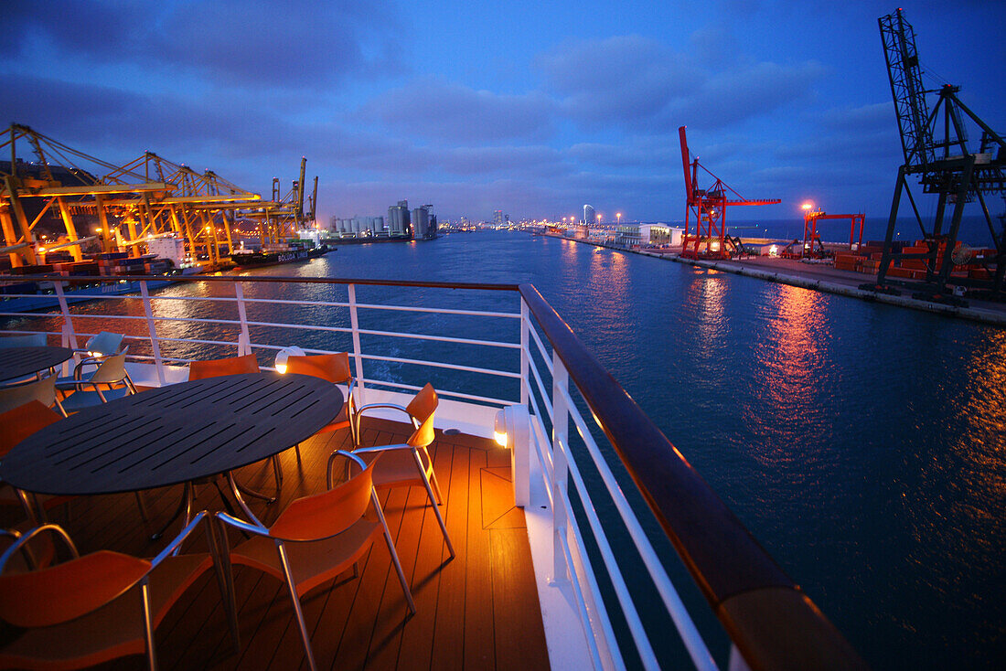 AIDA Bella Kreuzfahrtschiff läuft aus dem Hafen von Barcelona aus, Spanien, Europa