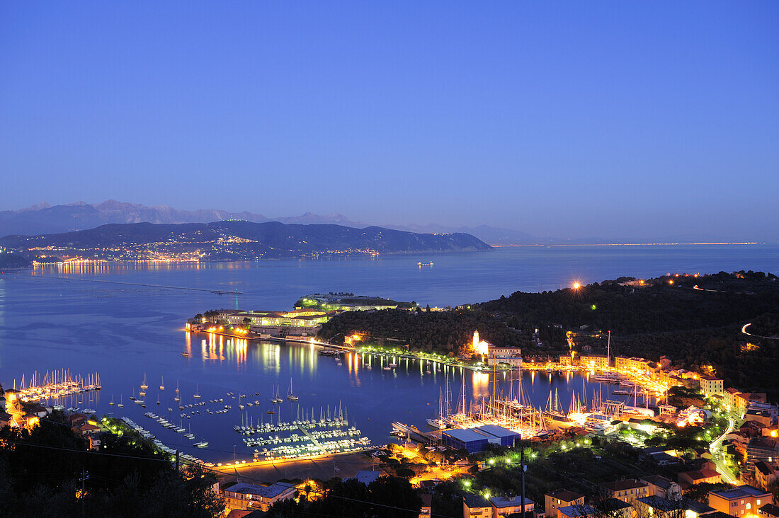 Hafen und Altstadt von Porto Venere, beleuchtet, Naturpark Porto Venere, Nationalpark Cinque Terre, UNESCO Welterbe, Ligurien, Italien
