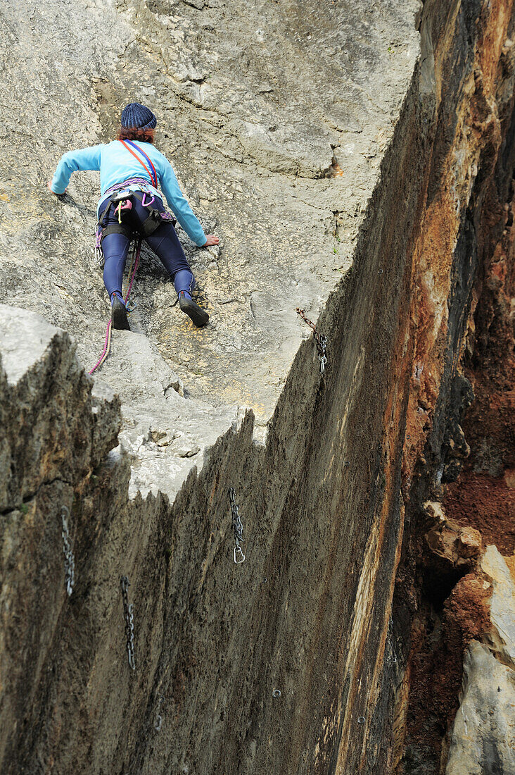 Frau klettert an Felswand, Klettergarten, Toskana, Italien