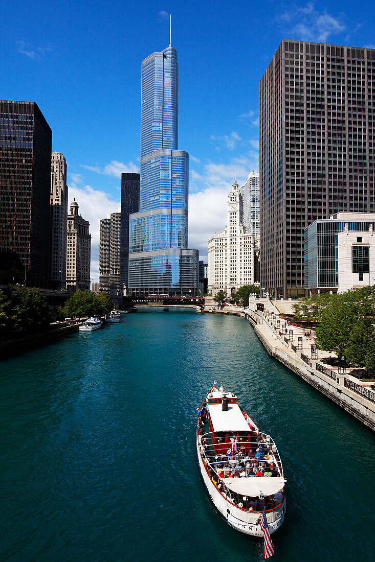 Cruise on Chicago River, Trump Tower in the background, Chicago, Illinois, USA