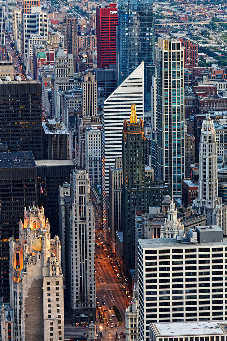 Blick vom Obervatory Deck des John Hancock Tower auf die Hochhäuser des Loop District, Chicago, Illinois, USA