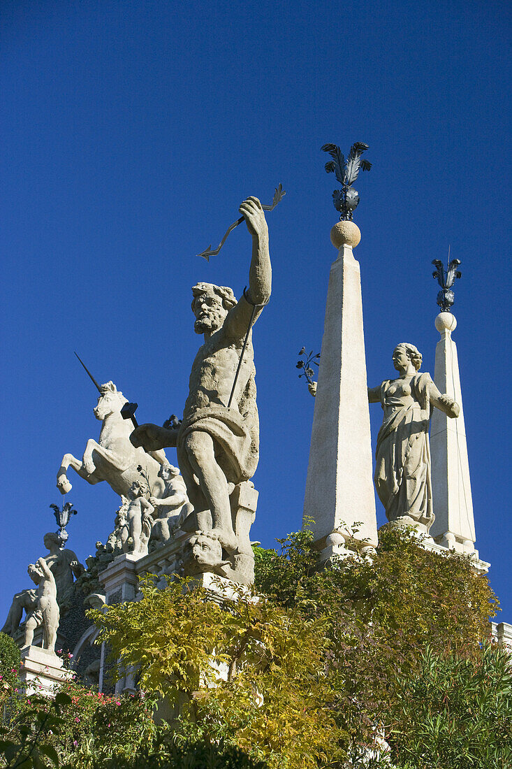 Skulpturen und Statuen im Garten des frühbarocken Palazzo Borromeo, Isola Bella, Lago Maggiore, Piemont, Italien