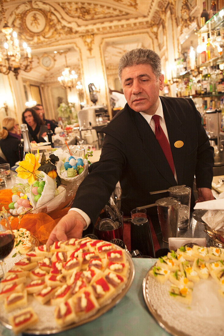 Aperitivzeit in Café Platti, Turin, Piemont, Italien