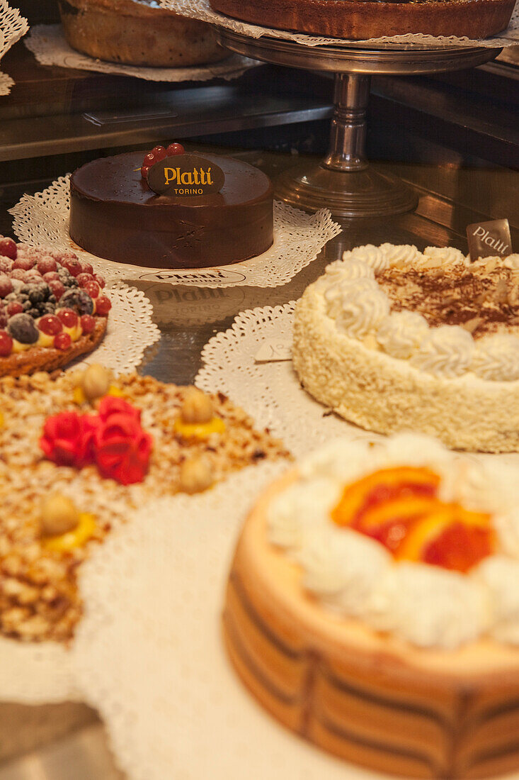 Kuchenauslage, Kuchen und Torten in Café Platti, Turin, Piemont, Italien