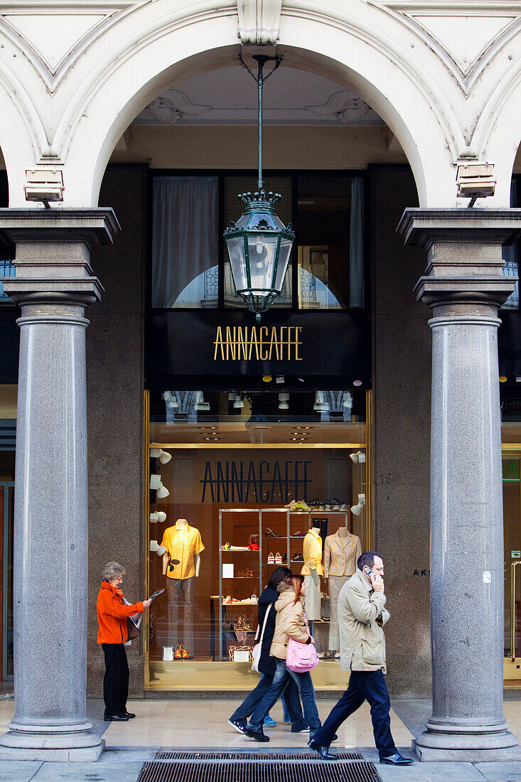 Arkade mit Café Anna, Einkaufen in der Via Roma, Piemont, Italien