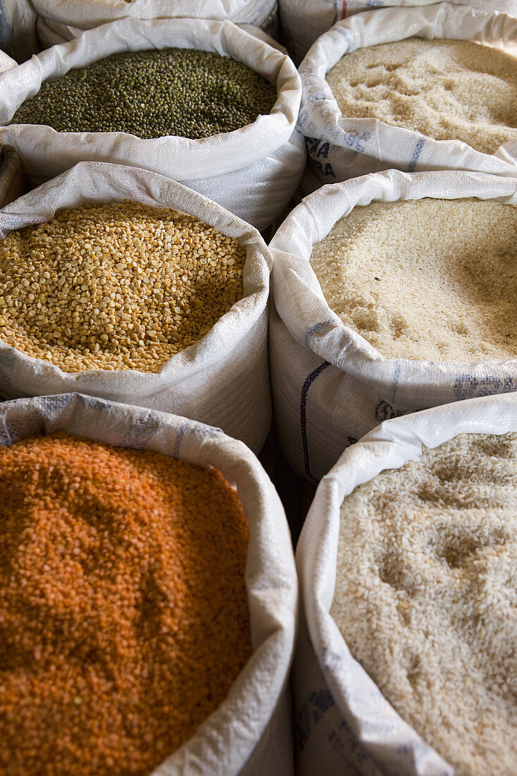 Linsen und Reis auf dem Markt, Hikkaduwa, Sri Lanka