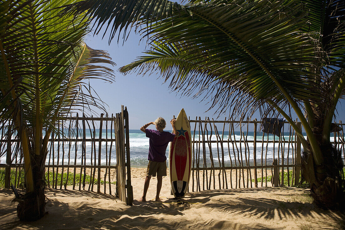 Junger Surfer in Hikkaduwa, Sri Lanka