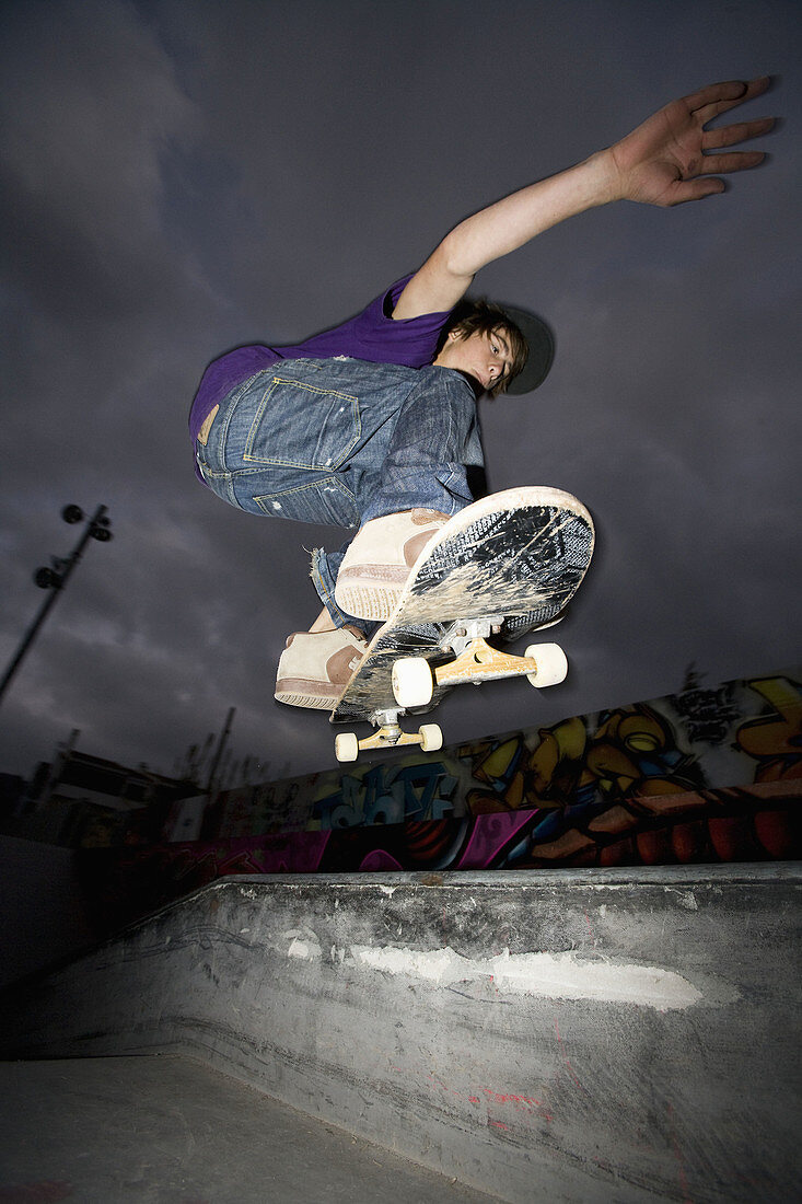 Junge Ollies in einem Skatepark