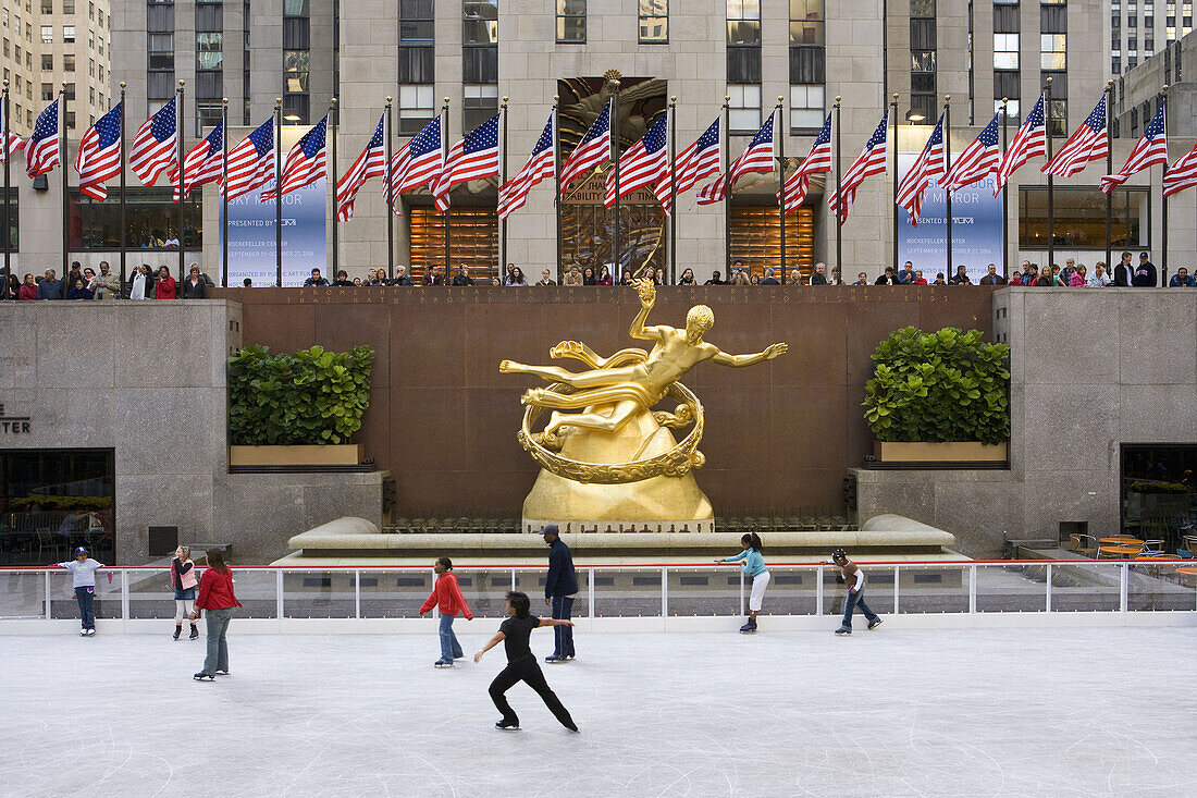 Schlittschuhlaufen im Rockefeller Center in New York City, USA