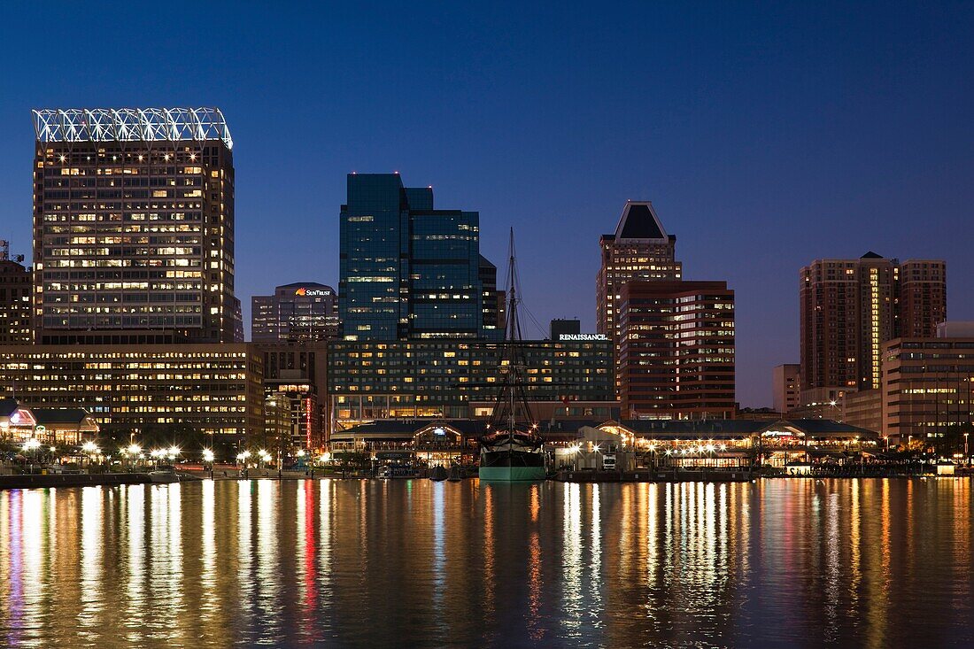 USA, Maryland, Baltimore, Inner Harbor, city skyline, dusk