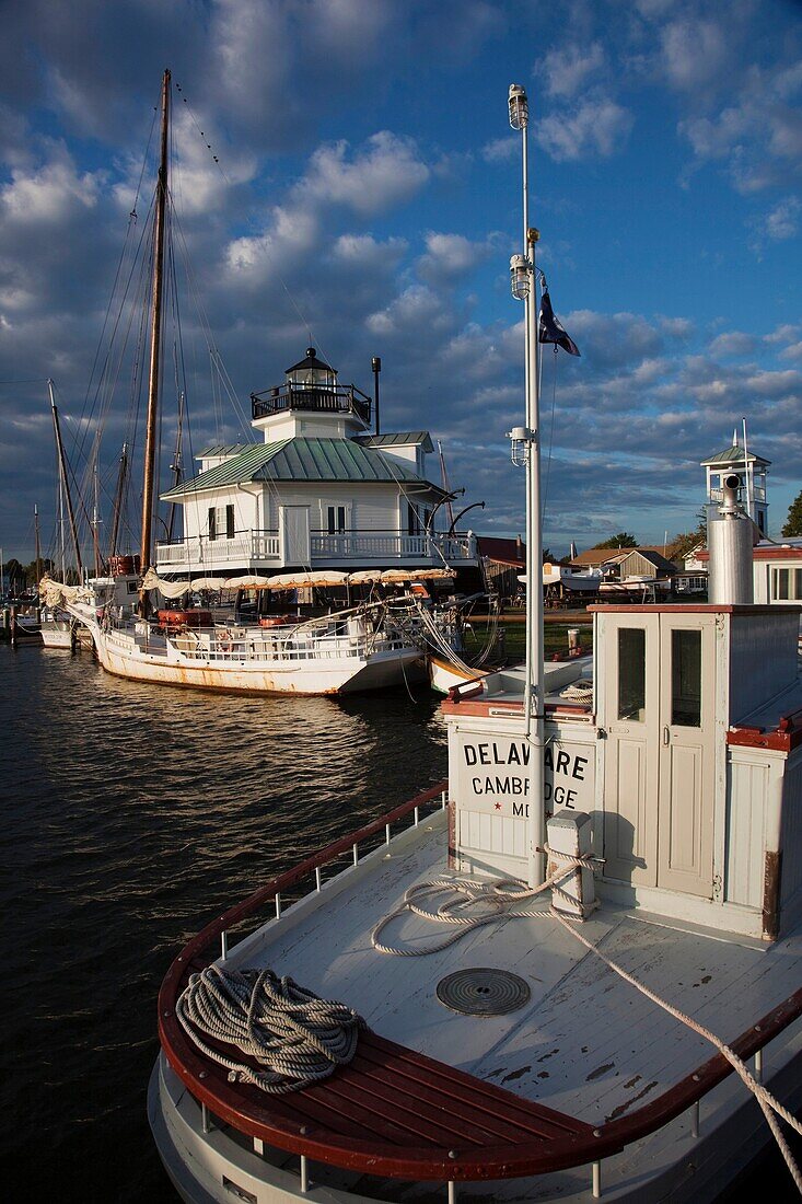 USA, Maryland, Eastern Shore of Chesapeake Bay, St  Michaels, Chesapeake Bay Maritime Museum, Hooper Straight screw-pile Lighthouse, morning