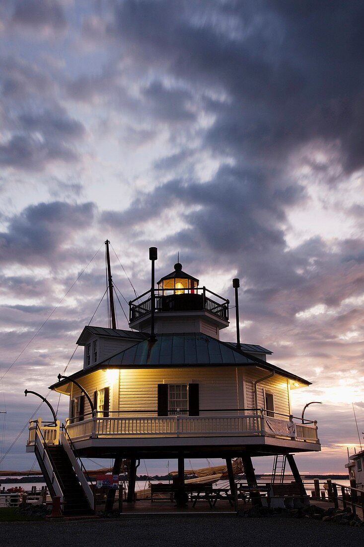 USA, Maryland, Eastern Shore of Chesapeake Bay, St  Michaels, Chesapeake Bay Maritime Museum, Hooper Straight screw-pile Lighthouse, dawn
