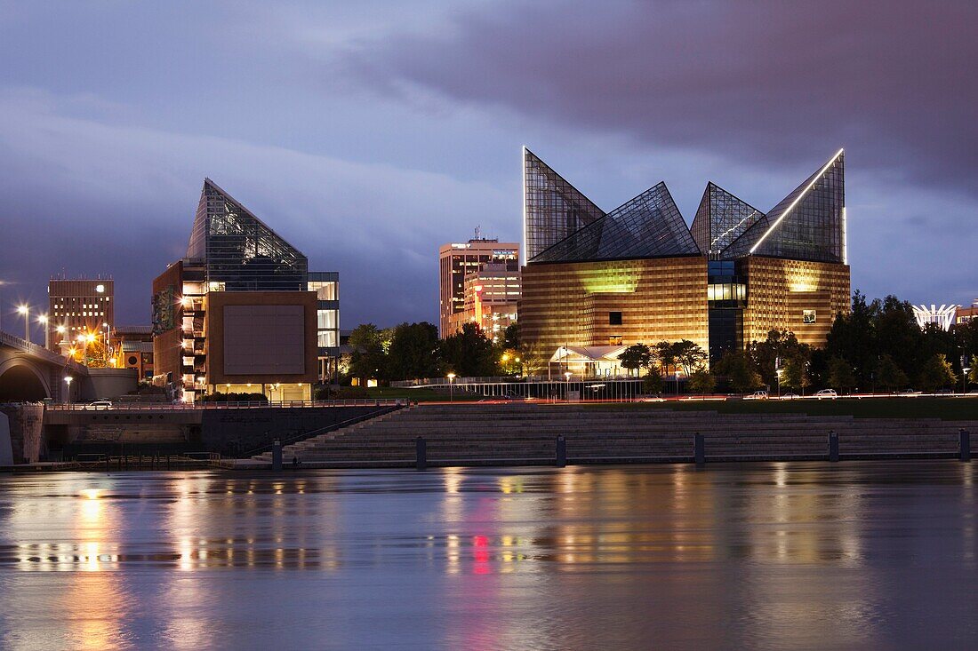 USA, Tennessee, Chattanooga, Tennessee Aquarium, dusk