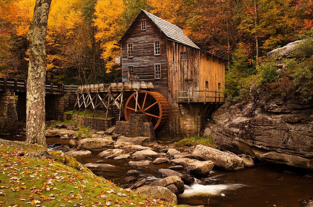 USA, West Virginia, Clifftop, Babcock State Park, The Glade Creek Grist Mill, autumn