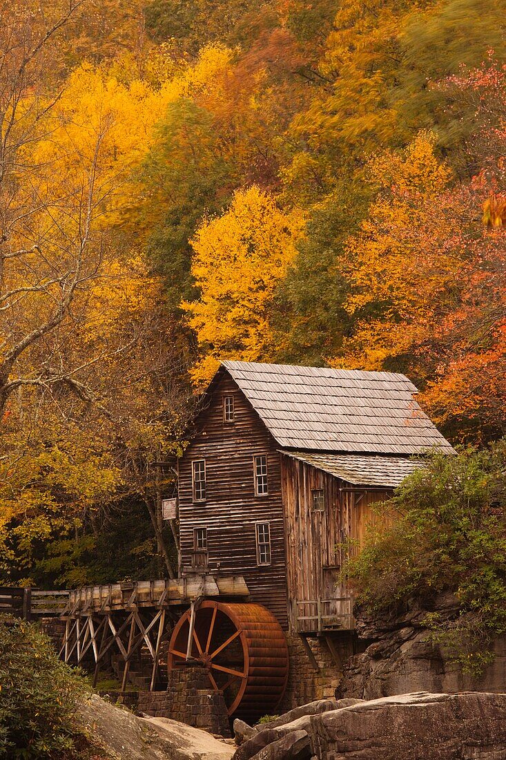 USA, West Virginia, Clifftop, Babcock State Park, The Glade Creek Grist Mill, autumn