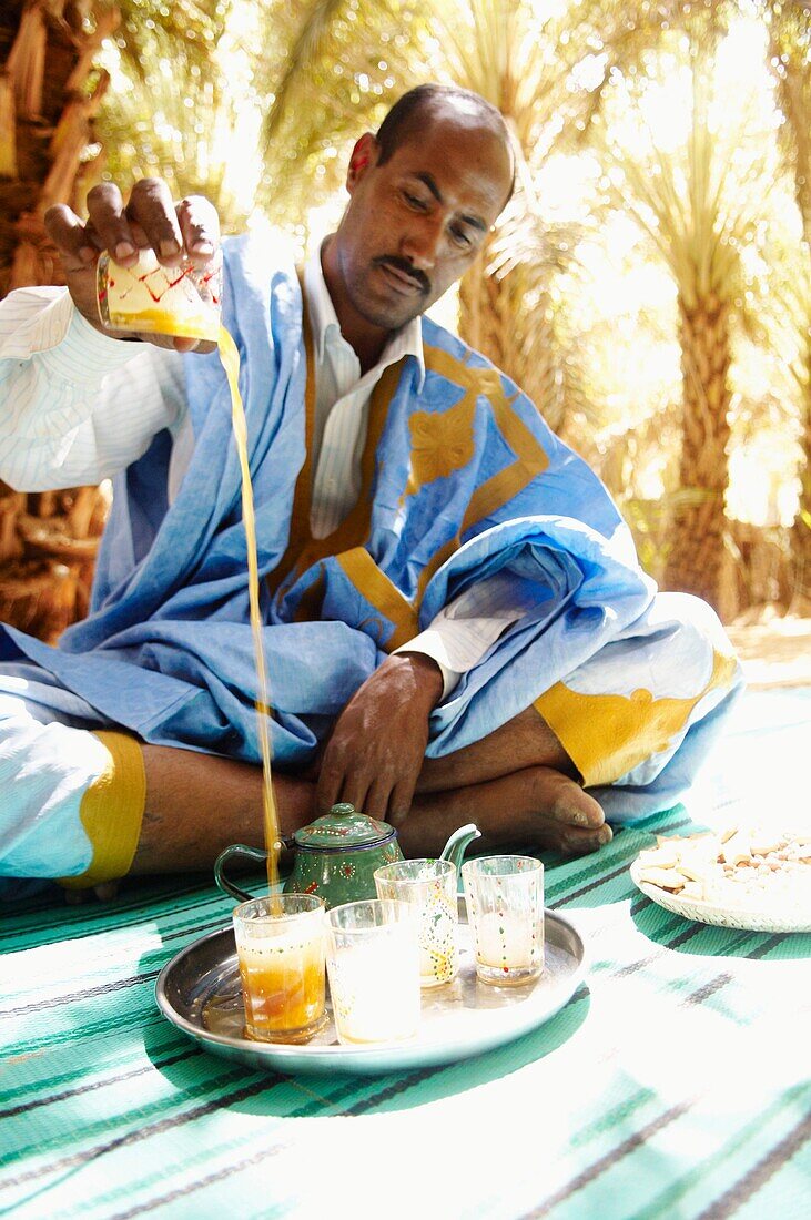 Mauritanie, massif de l´Adrar, désert de sable, Sahara, erg, de Chinguetti, meharée, caravanne dans le désert & bivouac, l´art de préparer et de boire le thé//Mauritania , Adrar mountains, desert, Sahara, sand, erg, nearby Chinguetti, trek & camel riding