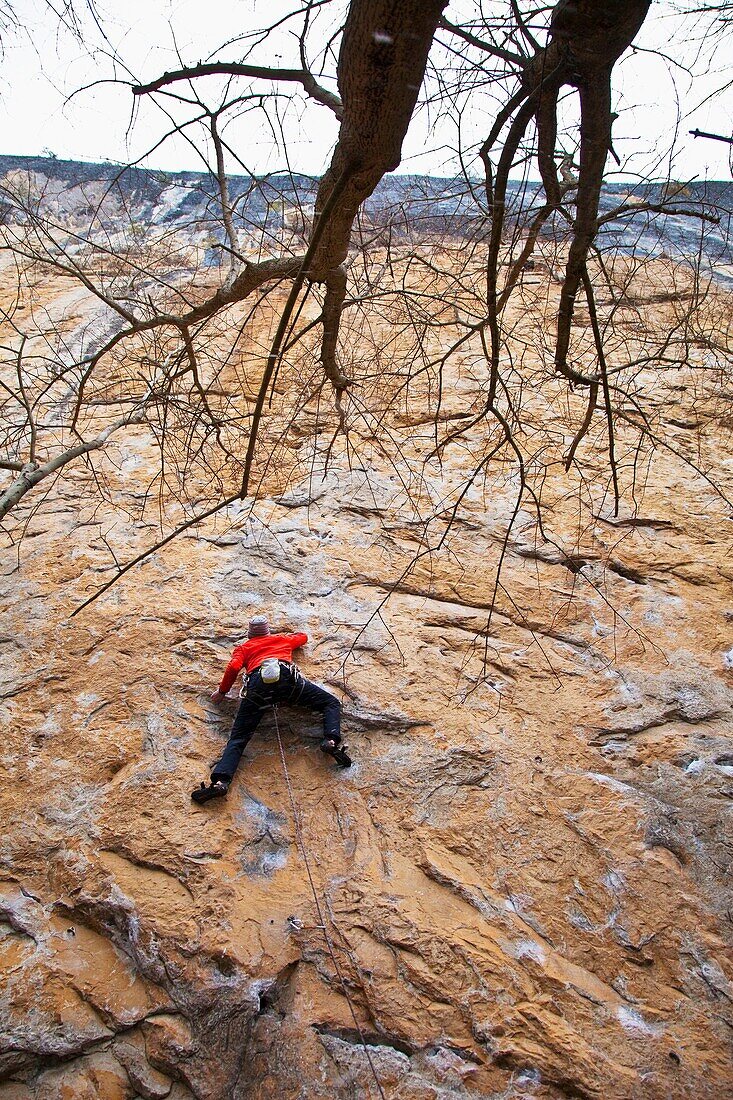 Escaladores en los alrededores de la Cueva de Covalanas, Ramales de la Victoria, Valle del Asón, Cantabria