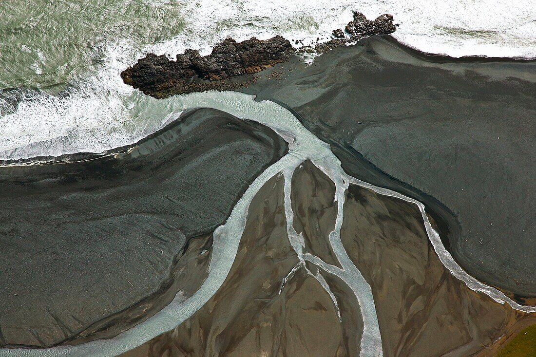 Diseños del deshielo glaciar del Vatnajökull y mar en el Sureste de Islandia