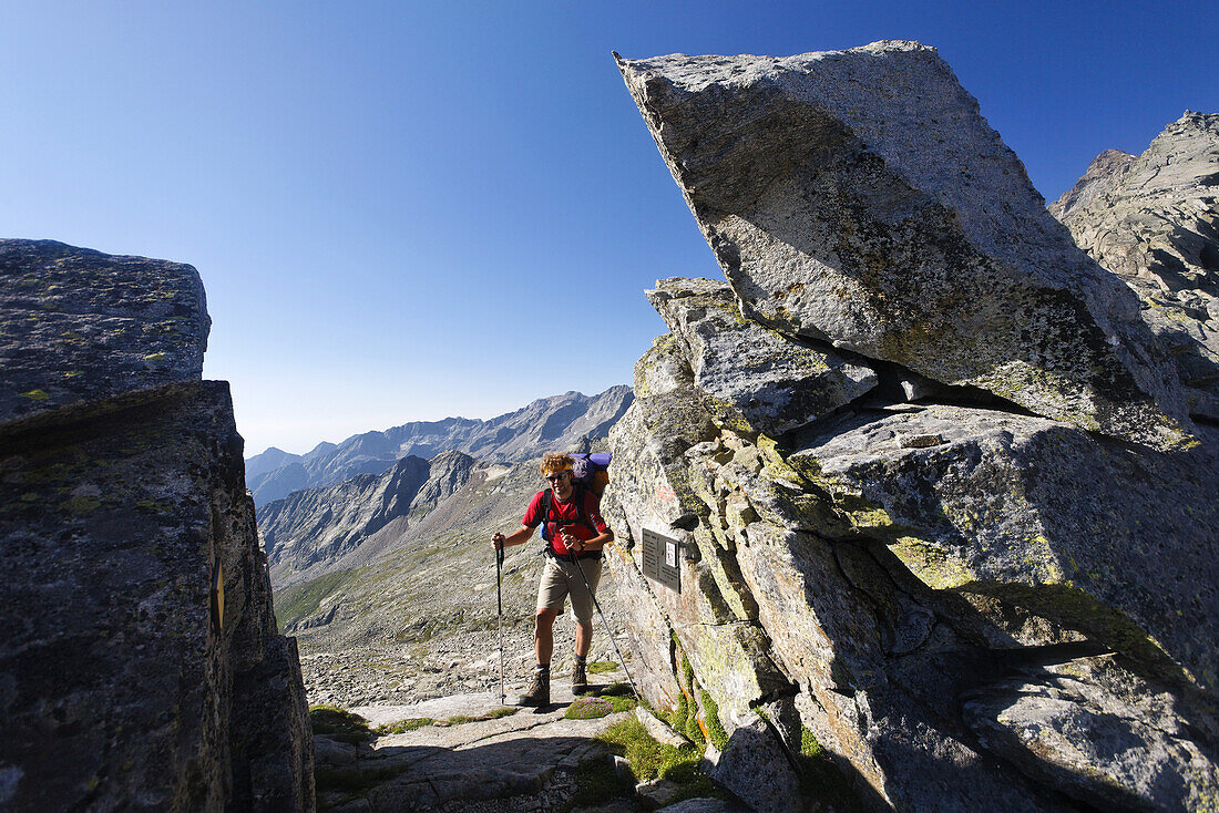 Mann beim Trekking am Col di Bardoney, Nationalpark Gran Paradiso, Italien