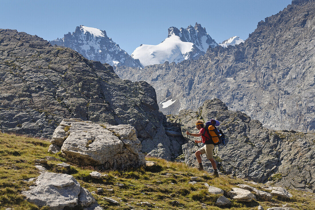 Wanderer beim Aufstieg zur Bocca di Montandayne, Piccolo Paradiso und Gran Paradiso im Hintergrund, Nationalpark Gran Paradiso, Aostatal, Italien
