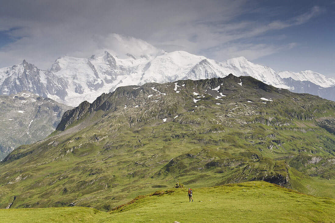 Frau beim Wandern am Col d'Anterne, Mont Blanc im Hintergrund, Rhone-Alpes, Frankreich