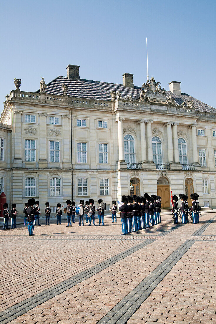 Wachwechsel der königlichen Leibgarde auf dem Schlossplatz von Schloss Amalienborg, Kopenhagen, Dänemark