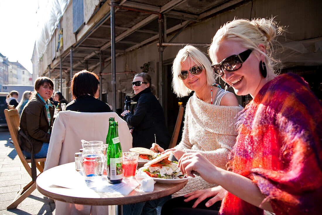 Junge Frauen in Strassencafe auf der Einkaufsstrassr Amagertorv, Kopenhagen, Dänemark