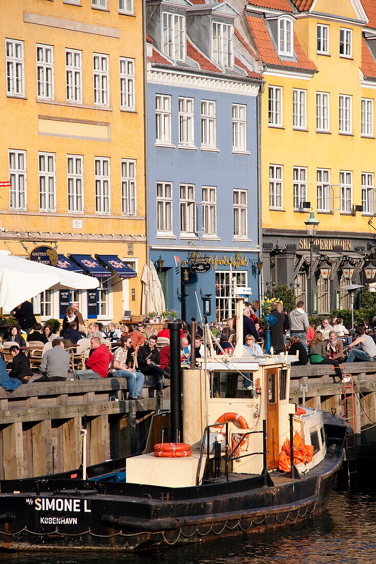 Bunte Giebelhäuser am Nyhavn Kanal, Nyhavn, Kopenhagen, Dänemark