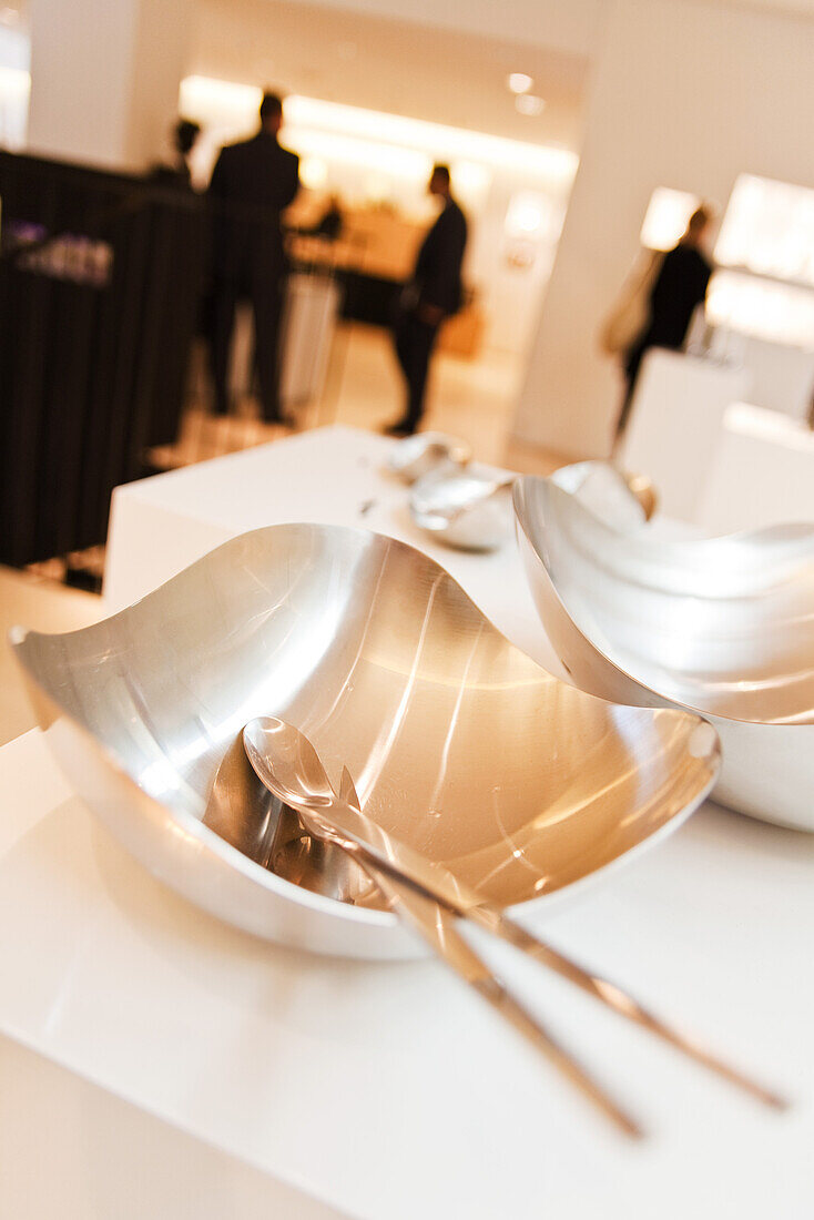 Silberschalen im Georg Jensen shops im Royal Copenhagen Flagship store, Kopenhagen, Dänemark