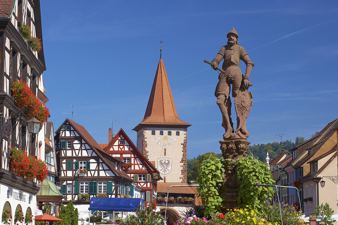 Rohrbrunnen (well) on the market place and the city gate Obertor at the town of Gengenbach, Gengenbach, Ortenaukreis, Black Forest, Baden-Wuerttemberg, Germany, Europe