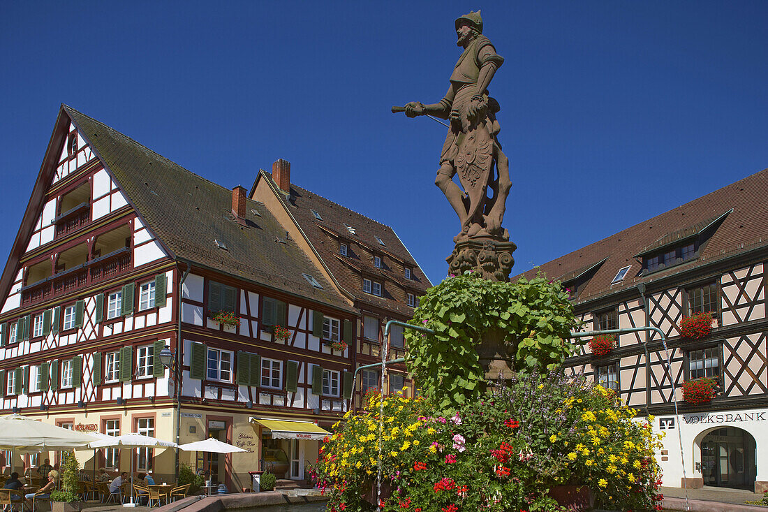 Marktbrunnen (Röhrbrunnen) und Fachwerkhäuser auf dem Marktplatz in Gengenbach, Sommer, Kinzigtal, Südlicher Schwarzwald, Schwarzwald, Baden-Württemberg, Deutschland, Europa