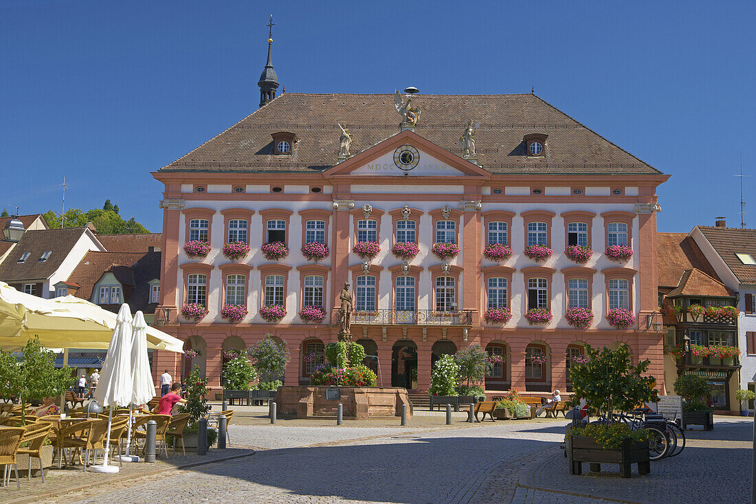 Marktbrunnen (Röhrbrunnen) auf dem Marktplatz und Rathaus in Gengenbach, Gengenbach, Ortenaukreis, Schwarzwald, Baden-Württemberg, Deutschland, Europa